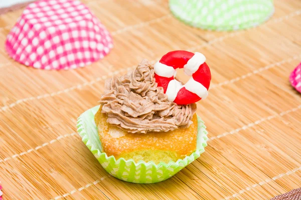 Summer cupcake with lifeguard float — Stock Photo, Image