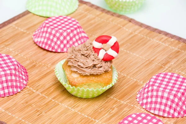 Bolo de verão com salva-vidas flutuar — Fotografia de Stock