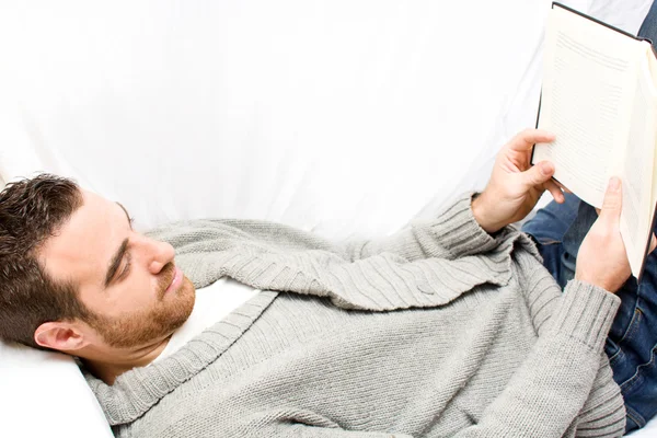 Jonge man lezen op de Bank voor uw huis Rechtenvrije Stockfoto's