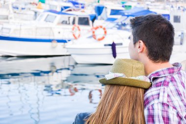 Genç kadın ve genç adam bir Marina