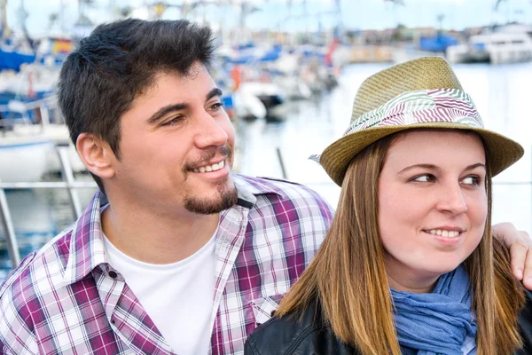 Giovane donna e giovane uomo su un porto turistico — Foto Stock