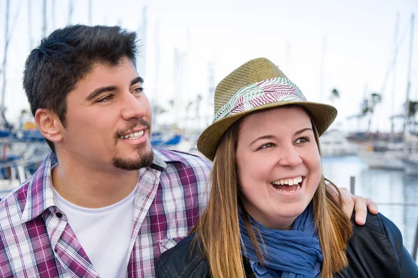 Giovane donna e giovane uomo su un porto turistico — Foto Stock