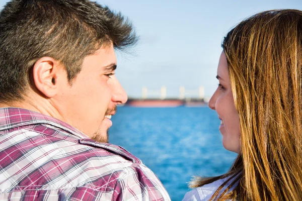 Giovane donna e giovane uomo su un porto turistico — Foto Stock