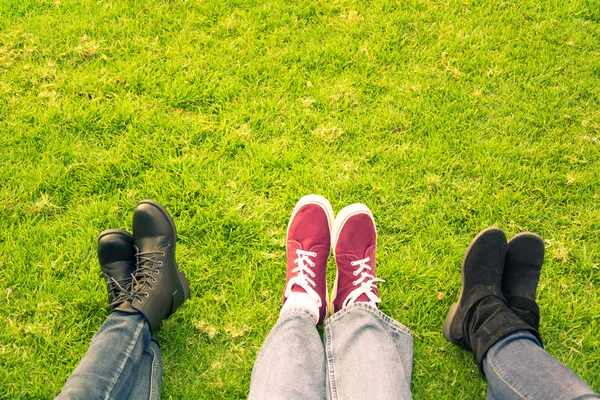 Trzech buty na trawie — Zdjęcie stockowe