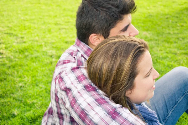 Giovane uomo e giovane donna sorridenti nel parco — Foto Stock