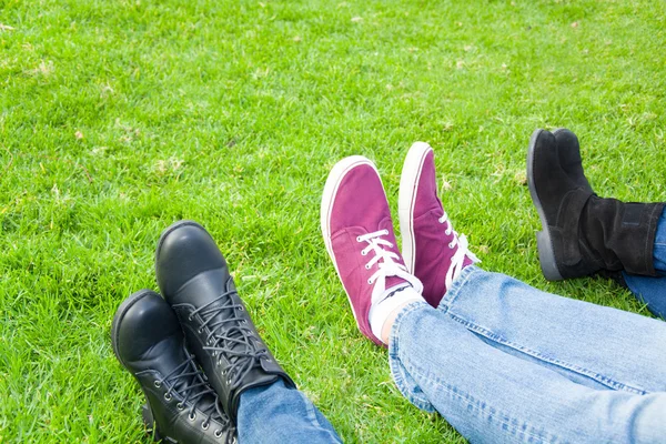 Drie schoenen op gras — Stockfoto