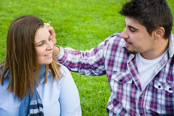 Giovane uomo e giovane donna sorridenti nel parco — Foto Stock