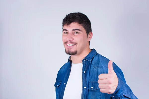 Jovem sorrindo — Fotografia de Stock