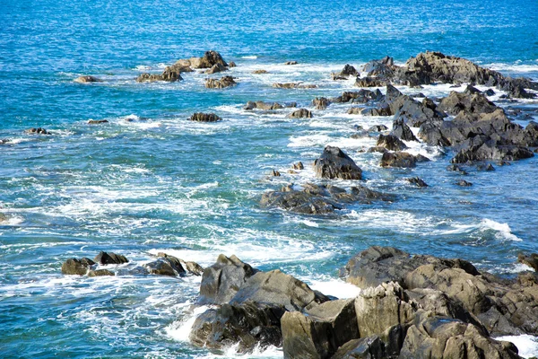 海と海岸の岩 — ストック写真