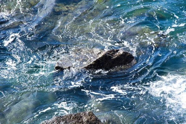 Zee en rotsen in de kust — Stockfoto