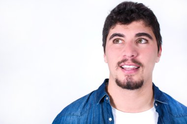Yakışıklı adam yukarı bakıyor.