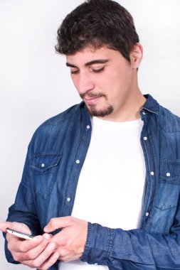 Genç adam cep telefonu kullanıyor.