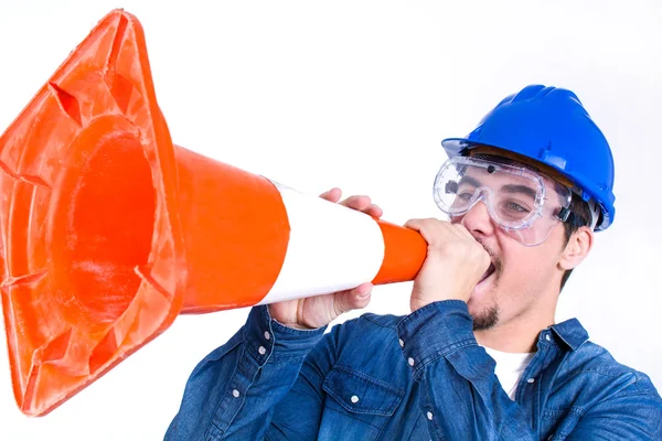 Trabajador gritando con un cono de trabajo — Foto de Stock