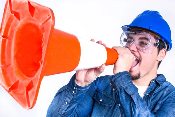 Trabajador gritando con un cono de trabajo — Foto de Stock