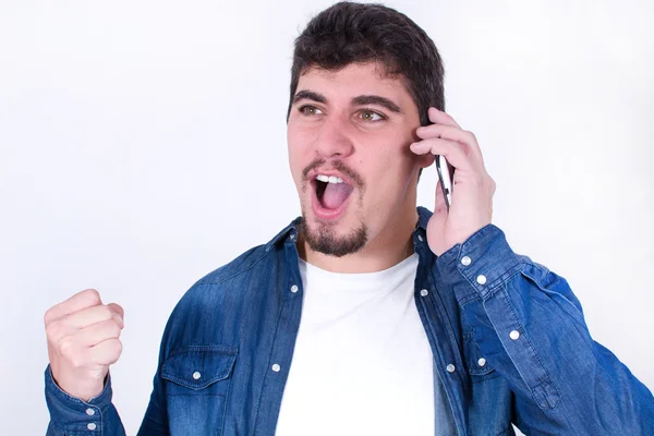 Guapo gritando por teléfono —  Fotos de Stock