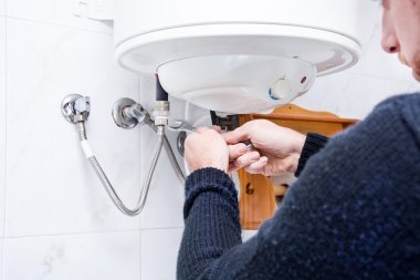 Tesisatçı sabitleme elektrikli su ısıtıcı