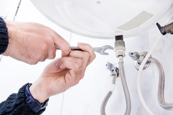 Plumber fixing electric water heater — Stock Photo, Image