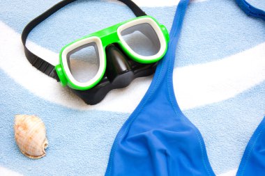 Şnorkel gözlük, bikini ve kabuk