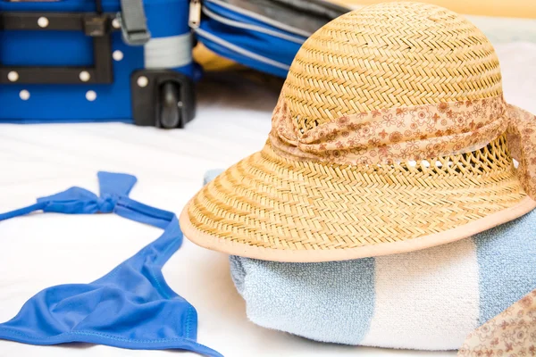 Packing a suitcase for summer — Stock Photo, Image