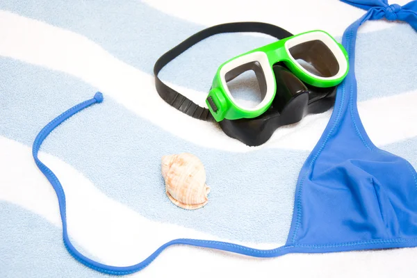 Snorkel glasögon, bikini och shell — Stockfoto