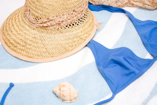 Chapeau d'été, coquille et bikini sur serviette — Photo