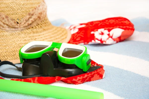 Snorkel, zomer hoed en strand handdoek — Stockfoto