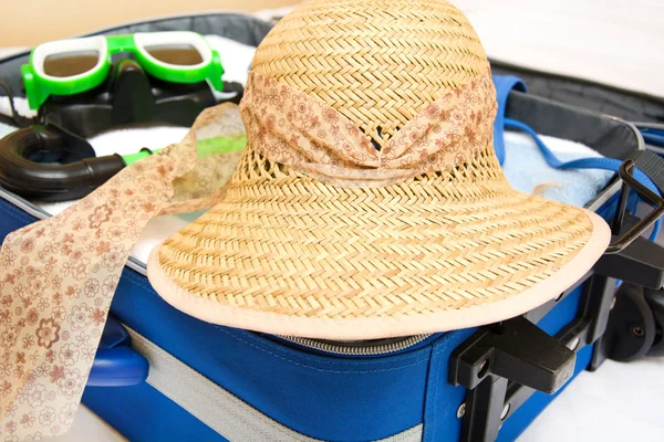 Packing a suitcase for summer — Stock Photo, Image