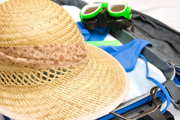 Packing a suitcase for summer — Stock Photo, Image