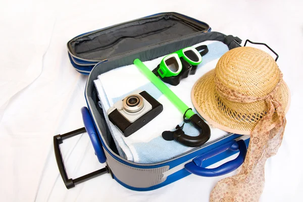 Embalaje de una maleta para el verano — Foto de Stock