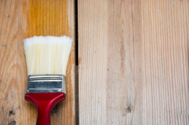 Adam bir ahşap vernik