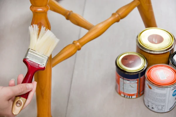 El hombre barnizar una madera — Foto de Stock