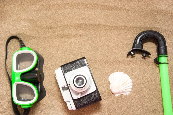 Snorkeling, vecchia fotocamera e shell in estate — Foto Stock
