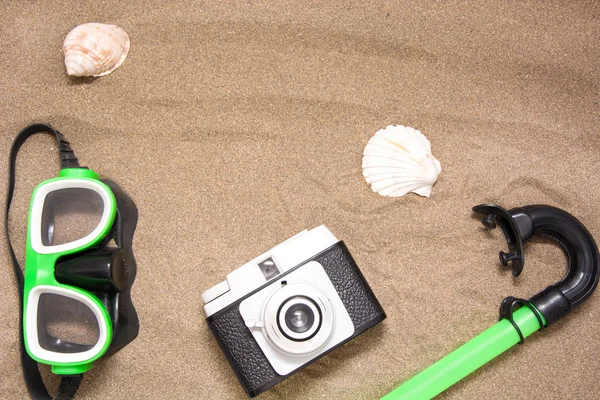 Snorkel, câmera velha e shell no verão — Fotografia de Stock