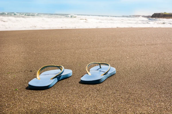 Scarpe estive sulla spiaggia — Foto Stock