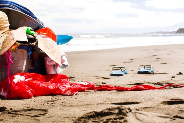 Valigia sulla spiaggia — Foto Stock