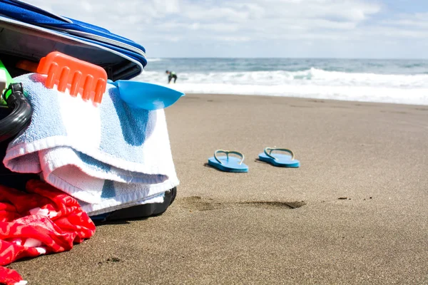 Suitcase on beach — Stock Photo, Image