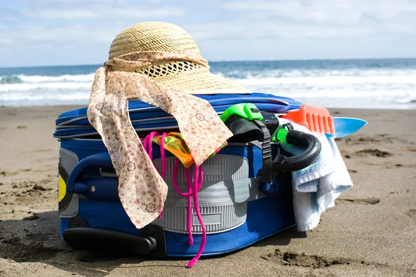 Suitcase on beach — Stock Photo, Image