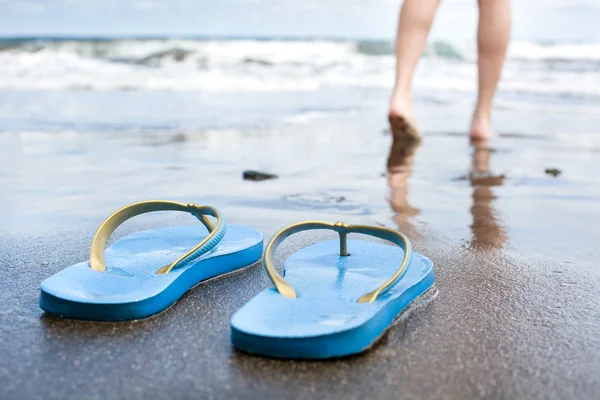 Kvinna på stranden — Stockfoto