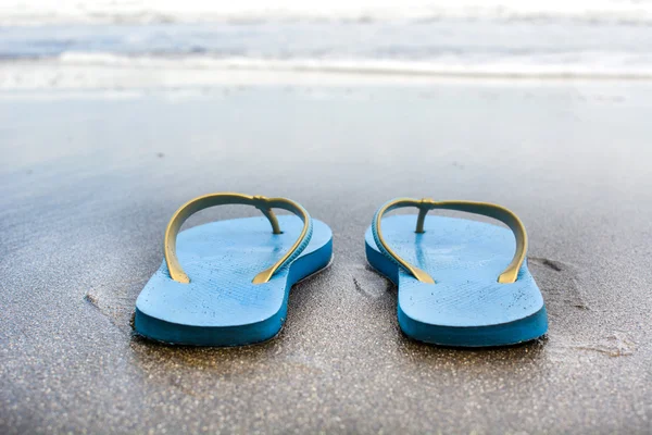 Kum üzerinde Ayakkabı Yaz — Stok fotoğraf