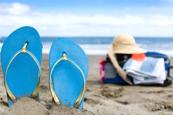 Zomer schoenen op zand — Stockfoto