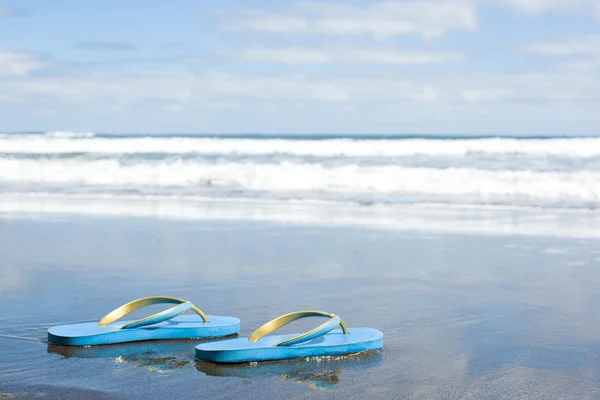 Zomer schoenen op zand — Stockfoto