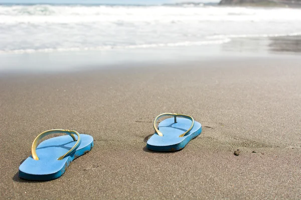 Zapatos de verano sobre arena — Foto de Stock