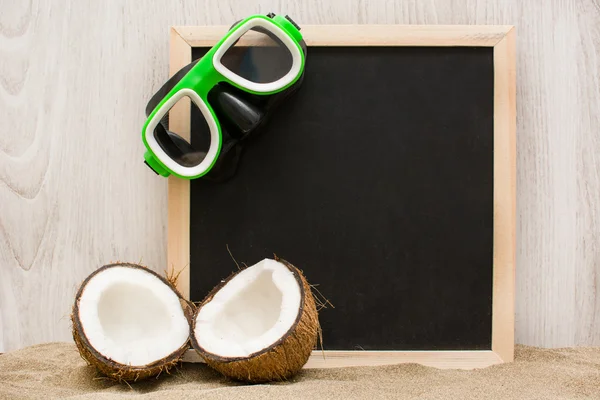 Snorkkeli liitutaulussa ja kookospähkinässä — kuvapankkivalokuva