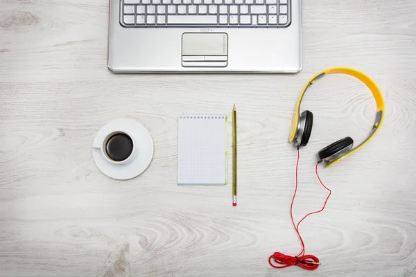 Laptop, fones de ouvido, café, notebook e lápis sobre madeira — Fotografia de Stock
