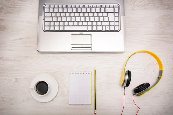 Laptop, Kopfhörer, Kaffee, Notizbuch und Bleistift auf Holz — Stockfoto