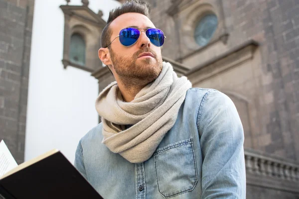 Man reading in the street — Stock Photo, Image