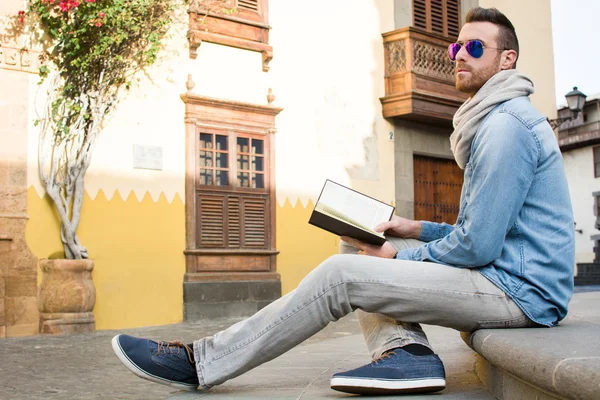 Man reading in the street — Stock Photo, Image