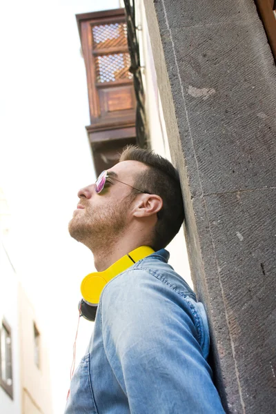 Man listening to music in the street — Stock Photo, Image