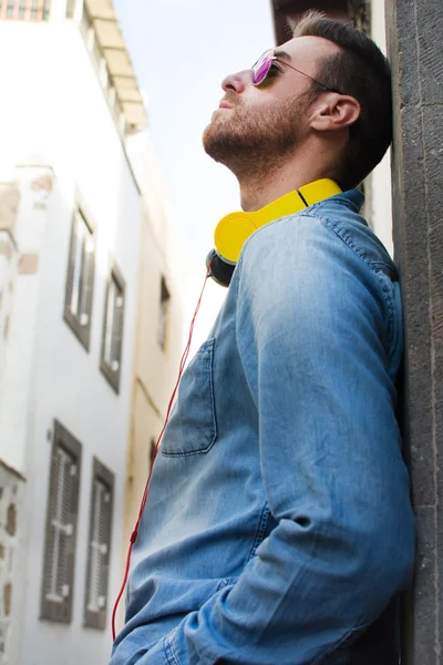 Человек, слушающий музыку на улице — стоковое фото