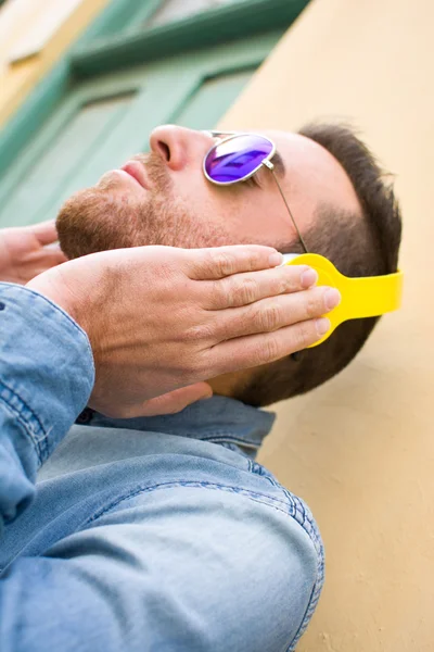 Hombre escuchando música en la calle —  Fotos de Stock